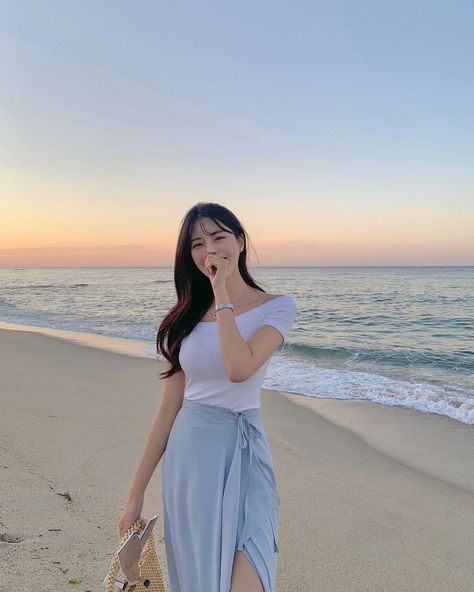 Style Pantai Korea, Outfit Pantai Korea, Beach Outfit Korean Style, Korean Beach Outfit, Women Beach Outfits, Outfit Korean Style, Korean Casual Outfits, Beach Photography Poses, Stylish Photo Pose