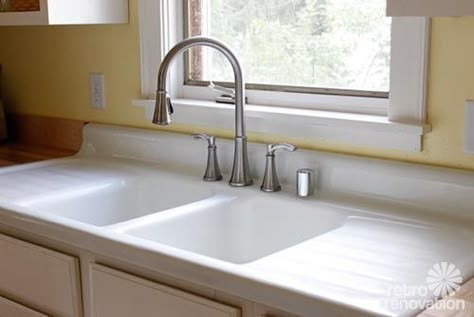 farmhouse kitchen sink | ... charming 1940s style kitchen -- on a budget - Retro Renovation. Like the sides built in would rather have single Kitchen Sink Decor Ideas, Best Farmhouse Sinks, Kitchen Sink Decor, Trendy Farmhouse Kitchen, Retro Farmhouse, Retro Renovation, Pretty Kitchen, Cozy Nest, Farmhouse Sink Kitchen