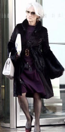 Miranda Priestly. I love the fur coat Devil Wears Prada Outfits, Prada Outfits, Miranda Priestly, Prada Purses, Prada Fashion, Devil Wears Prada, Meryl Streep, Fashion Tv, The Devil