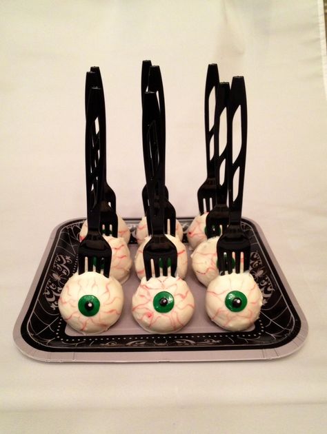 Eyeball Cake Pops, Zombie Birthday Cakes, Eye Cake, Zombie Eye, Eyeball Cake, Witches Party, Zombie Food, Zombie Cake, Postres Halloween