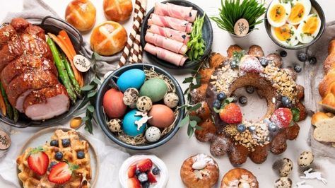 14 Easter Food Traditions From Around The World Feast Table, Traditional Easter Recipes, Easter Dinner Menus, Food Around The World, Easter Feast, Diner Recept, Easter Food, Dinner Restaurants, Dessert Candles