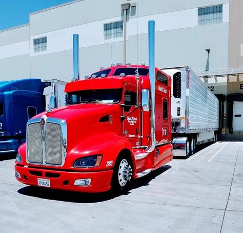 C A M I O N E S on Instagram: “EXTRAORDINARIO T660 STUDIO SLEEPER 🔥🔥🔥🔥🔥🔥 CREDITOS: @melloneney  S A L U D O S! ! ! . . . . . . . .  #kenworth #trucking #trucker #truck…” Kenworth T660, Large Cars, Buses, Trucks, Vehicles, Toys, On Instagram, Quick Saves, Instagram