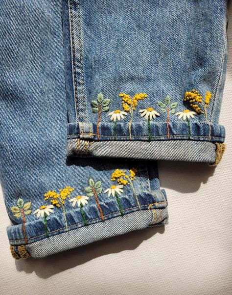 Denim Pants Embroidery, Embroidered Jeans Hem Diy, Embroidered Jean Hems, Jeans Embroidery Flower, Embroidery Jeans Leg, Cute Jeans Embroidery, Embroidered Jean Cuffs, Jean Skirt Embroidery, Embroider Overalls