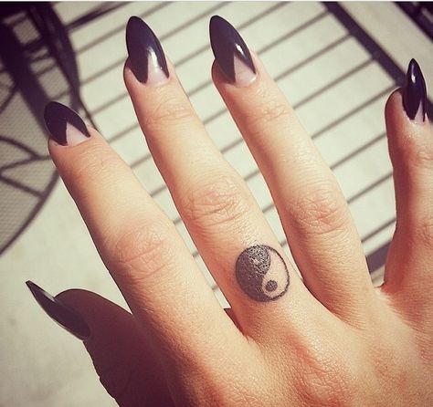 Yin yang finger tattoo so dainty and cute Yin Yang Tattoo Finger, Ying Yang Finger Tattoo, Ying Yang Tattoo Finger, Yin Yang Tattoo Meaning, Cute Finger Tattoos, Ying Yang Tattoo, Tattoo For Boyfriend, Yin Yang Tattoos, Finger Tattoo For Women