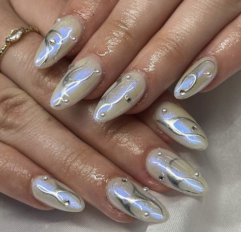 Silver And White Nail Ideas, Chromatic Nails Silver, Swirly Chrome Nails, Silver Chrome Nails Designs Short, Silver And Pearl Nails, Aesthetic Chrome Nails, Silver Chrome Nails With Gems, Aesthetic Silver Nails, Chrome Nails Gems