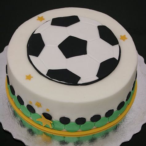 soccer cake-want to do this for the bfs bday cake! Soccer Treats, Soccer Party Decorations, Soccer Ball Cake, Soccer Birthday Cakes, Soccer Cake, Sports Party Decorations, Soccer Birthday Parties, Ball Cake, Cake Templates