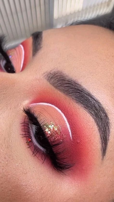 Baddie Christmas Makeup, Cute Crease Eyeshadow, Red Christmas Eyeshadow Looks, Red Eyeshadow Makeup Tutorial, Red Eyeshadow Looks Tutorial, Eye Makeup For Christmas, Makeup Tutorial Cutcrease, Eyeshadow Red Looks, Cute Red Eyeshadow Looks