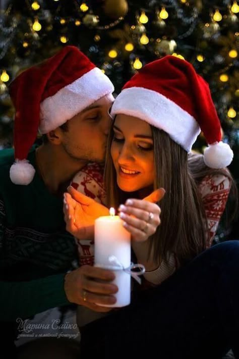 50+ Cute Christmas Photography Ideas For Couples [2023] For Creative Holiday Photoshoot Christmas Couple Photos, Christmas Couple Pictures, Xmas Couple, Christmas Poses, Christmas Family Photoshoot, Xmas Photos, Holiday Photoshoot, Family Christmas Pictures, Christmas Portraits