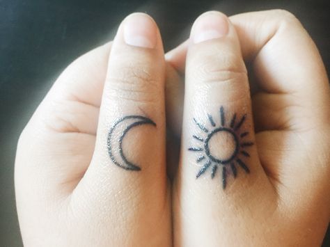 Moon Knuckle Tattoo, Moon Thumb Tattoo, Nails Black And Gray, Sun And Moon Finger Tattoo, Dark Matte Nails, Sun Finger Tattoo, Moon Finger Tattoo, Thumb Tattoo, Tattoos Symbols