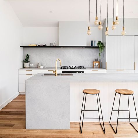 Caesarstone Australia в Instagram: «Pairing Airy Concrete™ with cool grey architectural joinery and a Faucet Strommen brass mixer tap that patinas over time creates a crisp…» Modern White Kitchen Design, Modern Konyhatervezés, Minimalist Dekor, Scandinavian Kitchen Design, Interior Design Minimalist, Minimalist Kitchen Design, Interior Minimalista, White Kitchen Design, Scandinavian Kitchen