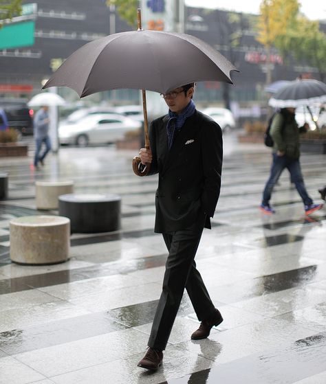 Umbrella Photography, Umbrella Man, Fashion Walk, Black Umbrella, Fashion Umbrella, Umbrella Art, Gents Fashion, Under My Umbrella, Stylish Mens Outfits