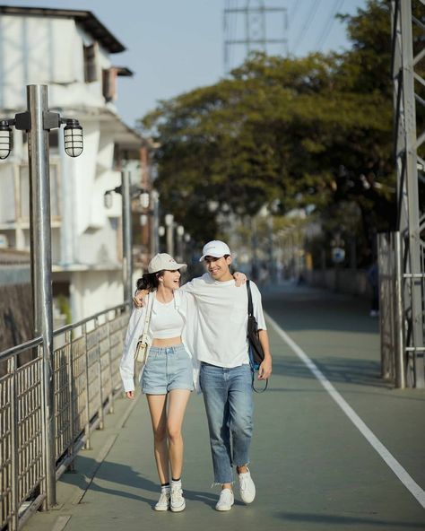 Prewedding Photography Casual, Bali Ootd, Prewed Casual, Sport Couple, Prenup Outfit, Ootd Couple, Prenuptial Photoshoot, Couple Holiday, Pre Wedding Photoshoot Props