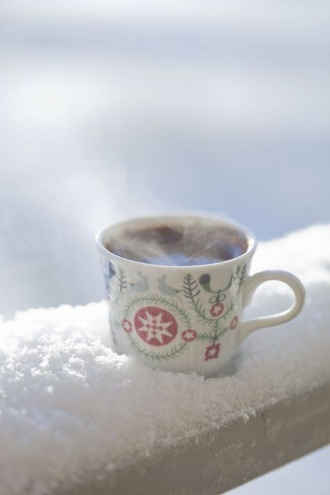 Winter Tea, Sweet Coffee, Winter Coffee, Coffee Photography, Aesthetic Coffee, Winter Pictures, Coffee And Books, Christmas Mood, Coffee Love