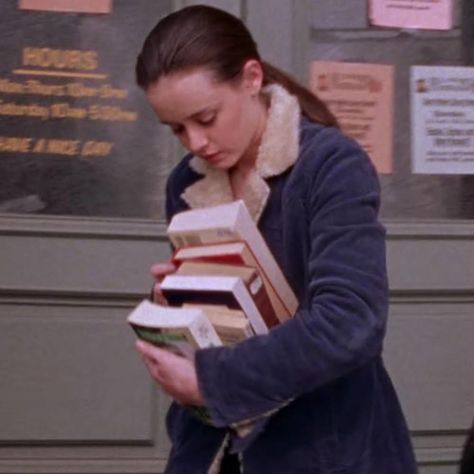 Rory Gilmore Study Icon, Rory Gilmore Reading Aesthetic, Rory Gilmore Pictures, Rory Gilmore Personality, Rory Gilmore Moodboard, Rory Gilmore Lifestyle, Roy Gilmore, Rory Gilmore Studying, Rory Gilmore Core