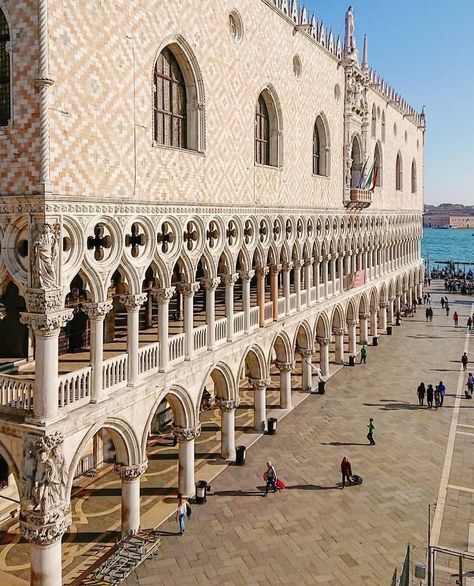 Synagogue Architecture, Palazzo Ducale, Carnival Of Venice, Places In Italy, Venice Travel, Chinese Landscape, Green Architecture, Amazing Buildings, Historical Architecture