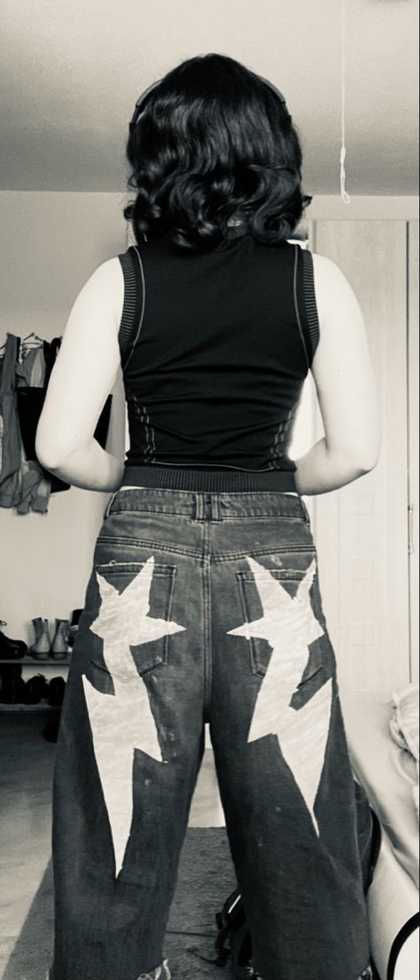 Star Jeans Painted, Aesthetic Pants Jeans, Diy Punk Shirt, Diy Patchwork Jeans, Customised Jeans, Painting Stars, Aesthetic Pants, Jeans Custom, Punk Shirt