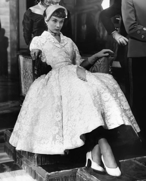 Audrey Hepburn, 1952 Roman Holiday Audrey Hepburn Roman Holiday, Edith Head, Vogue Vintage, Glamour Vintage, Audrey Hepburn Style, Fifties Fashion, Look Retro, Roman Holiday, Paris Mode