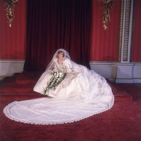 Diana de Gales Princess Diana Wedding Dress, Vévodkyně Kate, Diana Wedding Dress, Meghan Markle Wedding Dress, Norman Hartnell, Princess Diana Wedding, Second Wedding Dresses, Diana Wedding, Iconic Weddings