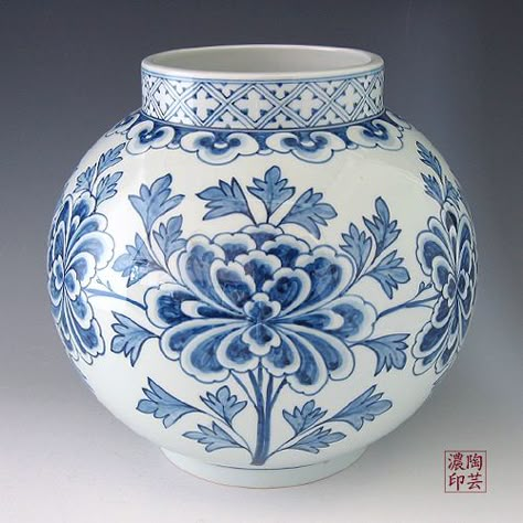 Chinese Porcelain Pattern, Blue Pottery Designs, Blue And White Ginger Jars, Peony Design, White Ginger Jars, Peony Painting, Blue White Decor, White Peony, Chinese Vase