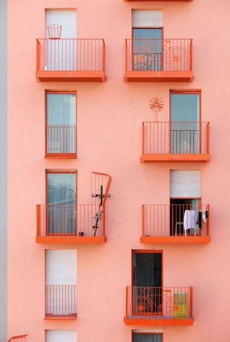 Ruangan Studio, Colour Architecture, Casa Container, Minimalist Photography, Building Exterior, Facade Architecture, Architectural Details, Pink Flamingo, Apartment Building