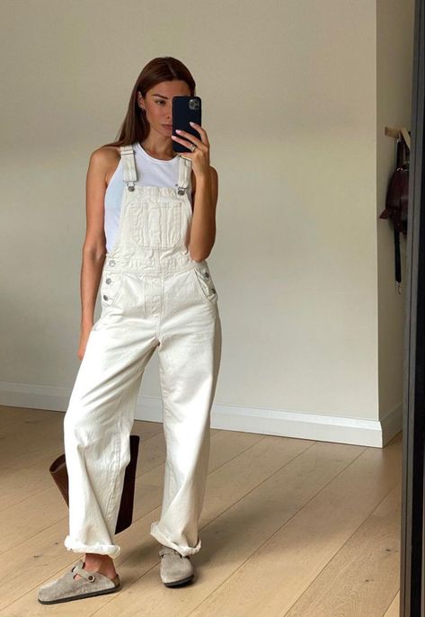 White Overalls Outfit, Dungaree Outfit, Comfy Summer Outfits, Style Overalls, Look Jean, Overall Outfit, Skandinavian Fashion, Chique Outfits, Looks Party