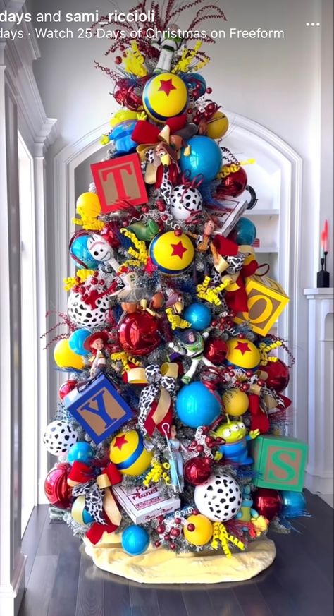 Toy Story Christmas Tree Ideas, Toy Story Christmas Tree, Hand Christmas Tree, Toy Story Christmas, Mickey Mouse Christmas Tree, Christmas Toy Story, Toy Story Crafts, Story Crafts, Black Christmas Decorations