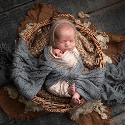 Newborn baby photography with neutral colors. Baby in the basket. Newborn Photo Basket, Newborn Basket Photography, Newborn In Basket Photography, Newborn In Basket, Newborn Moses Basket Photography, Baby In Basket Pictures, Newborn Basket Pictures, Photography Baskets, Newborn Moses Basket