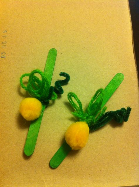 Lulav & Etrog Lulav And Etrog Craft Preschool, Sukkot Crafts For Toddlers, Classroom Sukkah, Sukkot Crafts Preschool, Sukkot Activities For Kids, Sukkot Meals, Sukkot Preschool, Sukkot Activities, Judaica Crafts