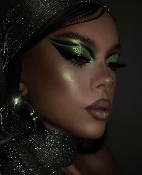 Wicked Eyeshadow Looks, Reiki Photoshoot, Green Gold Makeup, Green Christmas Makeup, Goth Fairy Makeup, Green Makeup Looks, Bday Makeup, Medusa Makeup, Spooky Makeup