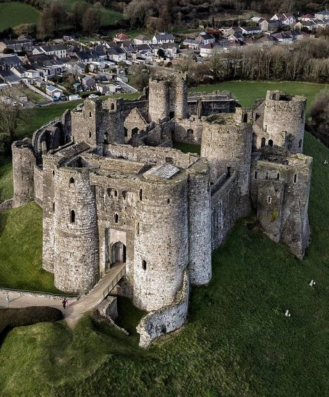 ⭐ Kidwelly Castle is a Norman castle overlooking the River Gwendraeth and the town of Kidwelly, Wales. The present remains of the castle… Kidwelly Castle, Castle Images, Welsh Castles, Norman Castle, Chateau Medieval, Castle Mansion, European Castles, Castles In Scotland, Abandoned Castles