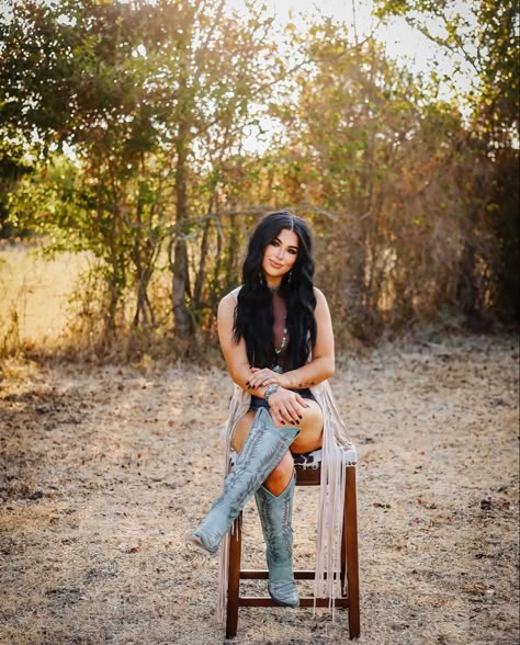 Casual Western Photoshoot, Senior Picture Ideas Memorial, Western Senior Outfits, Creative Western Photoshoot Ideas, Western 21st Birthday Photoshoot, Birthday Western Photoshoot, Western Photoshoot Poses, Western Birthday Photoshoot, Western Pictures Ideas