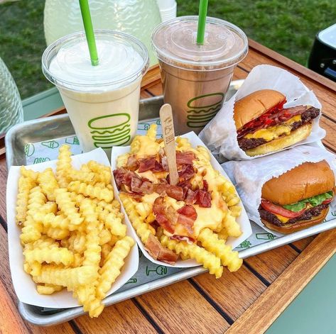 Shake Shack Aesthetic, Shake Shack Nyc, America Trip, Casual Restaurant, American Fast Food, Fast Casual Restaurant, Shake Shack, The Early 2000s, Fast Casual