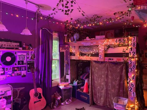 Werid Core Bedroom, Loft Bed Grunge Room, Alt Decorated Room, Grunge Room With Bunk Bed, Grunge Loft Bed, Room Decor Loft Bed, Hippie Bedroom Aesthetic, Dream Room Ideas, Early 2000s Room