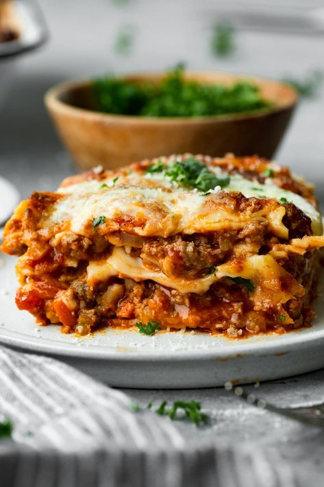 Easy Chicken Lasagna Recipe, Meat Lasagna Recipe, Lasagna No Meat Recipe, Easy Homemade Lasagna, Beef Lasagna Recipe, Homemade Lasagna Recipes, Chicken Lasagna Recipe, Lasagna Recipe With Ricotta, Classic Lasagna Recipe