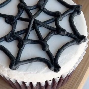 Spiderweb Cupcakes, Cake Me Home Tonight, Cupcakes Halloween, Halloween Cupcake, 2023 Halloween, Halloween Spider Web, Halloween Cupcakes, Hallows Eve, Cupcakes Decoration