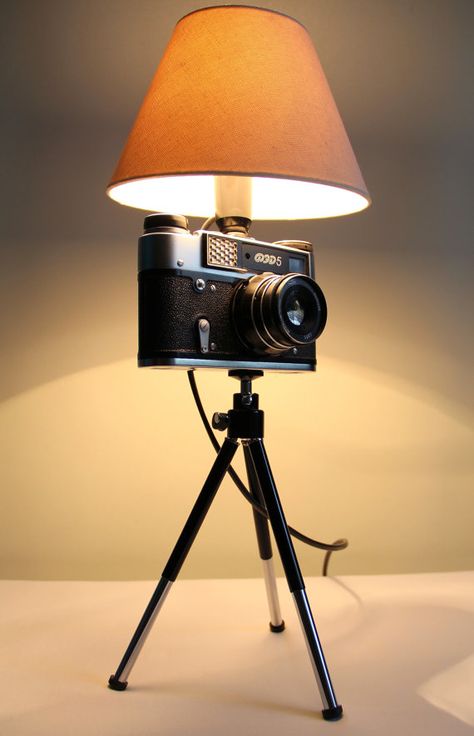 Take a look at this beautiful #vintage camera lamp. A stylish addition to any room! Reuse Ideas, Camera Lamp, Photo Lamp, Diy Camera, Antique Cameras, Old Cameras, Steampunk Lamp, Cool Lamps, Decorative Table Lamps