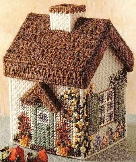 Petite maisons en canevas plastique - Les créations de Salvina Kleenex Box Cover, Cross Stitch House, Plastic Canvas Stitches, Plastic Canvas Ornaments, Kleenex Box, Plastic Canvas Tissue Boxes, Plastic Canvas Christmas, Plastic Canvas Patterns Free, Plastic Crafts