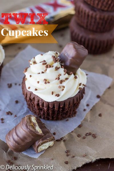 Candy Bar Cupcakes Twix Cupcakes, Cupcake Receptek, Caramel Buttercream Frosting, Twix Chocolate, Caramel Buttercream, Cake Recipe Easy, Cupcakes Decorados, Yummy Cupcakes, Dessert Cupcakes