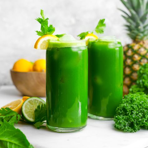 Dandelion Green Detox Juice Green Detox Juice, Vegan Beverages, Healthy Lemonade, Dandelion Benefits, Green Juice Recipe, Dandelion Greens, Vegan Juice, Natural Diuretic, Raw Juice