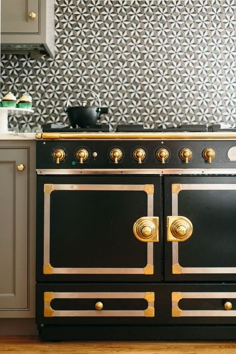 SHELTER: Crushing on - Black European ovens Gold Oven, Black And Brass Kitchen, Interior Design Kitchen Contemporary, Camille Styles, Gold Kitchen, Home Trends, Kitchen Remodel Idea, Day Party, Gold Decor