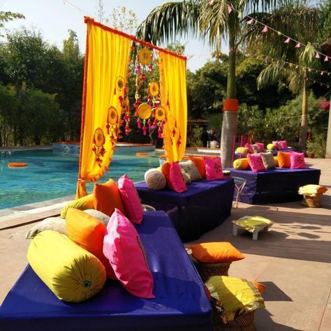 Haldi Decoration Poolside, Poolside Haldi Decor, Trending Mehendi, Pool Wedding Decorations, Mehendi Bridal, Haldi Ceremony Decorations, Asian Wedding Decor, Mehendi Decor Ideas, Poolside Decor