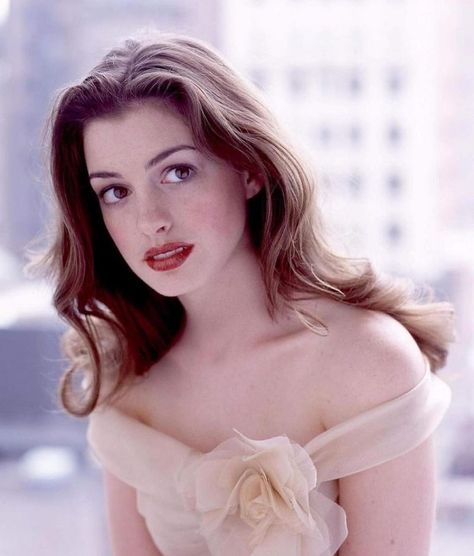 Anne Hathaway Young, Anne Hathaway Hair, Inspired Photoshoot, Widow's Peak, Princess Diaries, Princess Belle, Devil Wears Prada, Smart Auto, Judy Garland