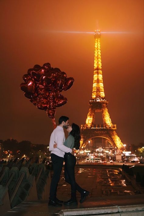 Paris Love Couple, Friend Trips, Paris Aesthetic Night, Berlin Quotes, Paris Engagement Photos, Balloons Photography, Paris Couple, Paris Dream, Paris Birthday