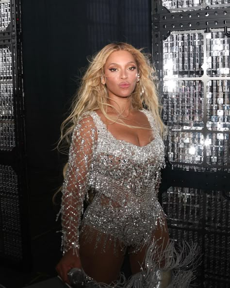 Kobe Bryant Gif, Beyonce Performance, Beyonce Instagram, Beyonce Photos, Bee Beyonce, Miss Honey, Queen Bee Beyonce, Silver Outfits, Beyonce Outfits