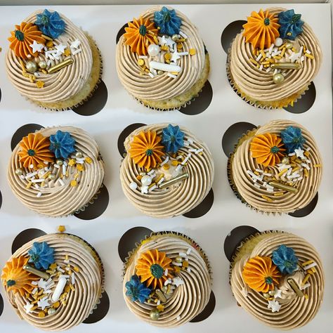 Fall Themed Cupcake Decorating Fall Boy Baby Shower Cupcakes, Halloween Cupcake Flavors, Fall Baby Shower Cupcakes, Gender Cupcakes, Scarecrow Cupcakes, Fall Cupcake Ideas, Fall Themed Cupcakes, Fall Cupcakes Decoration, Scarecrow Cupcake