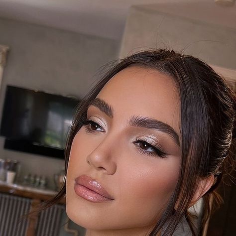 MAKEUP BY JENNIFER on Instagram: "Yesterdays stunning bride Marianna 🤍 she requested a timeless natural bridal makeup look! What do we think   Makeup @mua_jennifer  Hair @beautybypashka   #makeupbyjennifer" Make Up For Wedding Maid Of Honor, Make Up Looks Natural Brown Eyes, Bronzed Bride Makeup, Snatched Bridal Makeup, Bridemaids Makeup Simple Brown Eyes, Bridal Makeup Boho, Brunette Bridal Makeup Brown Eyes, Soft Glam Bridal Makeup Brunette, Wedding Makeup For Tan Skin