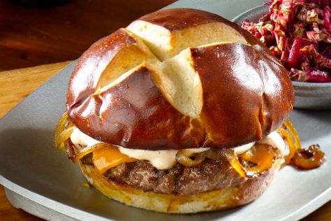 Pretzel Burger, Ultimate Burger, Pretzel Bun, Grilled Burgers, Beef Burger, Burger Recipe, Kraft Recipes, Kraft Heinz, Burger Recipes