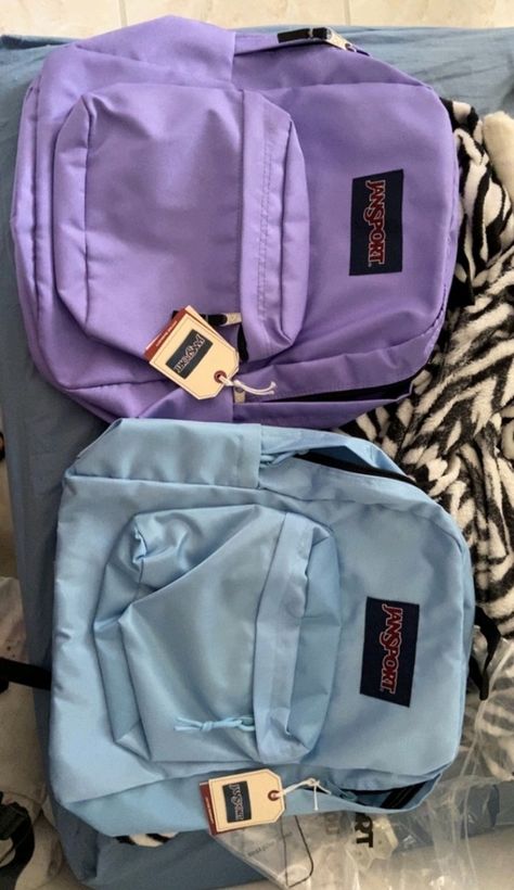 Jansport Backpacks Aesthetic, Best Bullet Journal Pens, Converse Backpack, Mochila Jansport, Backpack Jansport, School Backpack Essentials, Edc Backpack, Pretty School Supplies, Backpack Essentials