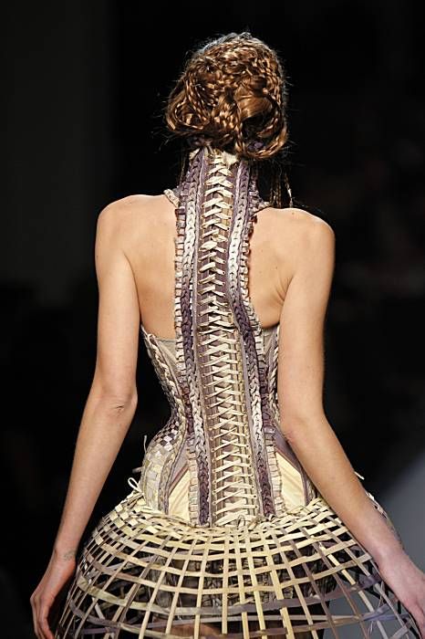 Jean Paul Gaultier Haute-Couture S/S 2010 Jean Paul Gaultier Haute Couture, Sculptural Fashion, Couture Mode, Avant Garde Fashion, Paul Gaultier, Jean Paul, Jean Paul Gaultier, Fashion Details, Costume Design