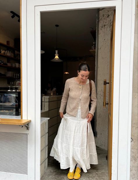 White Skirt Spring Outfit, White Maxi Skirt Street Style, Long Cardigan And Skirt Outfit, Cream Skirt Outfit Fall, White Long Skirt Winter Outfit, How To Style Flowy Skirt, White Flare Skirt Outfit, Cardigan Long Skirt Outfit, White Skirt Work Outfit